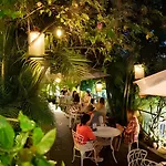 Explorer Bar - Classic Room
